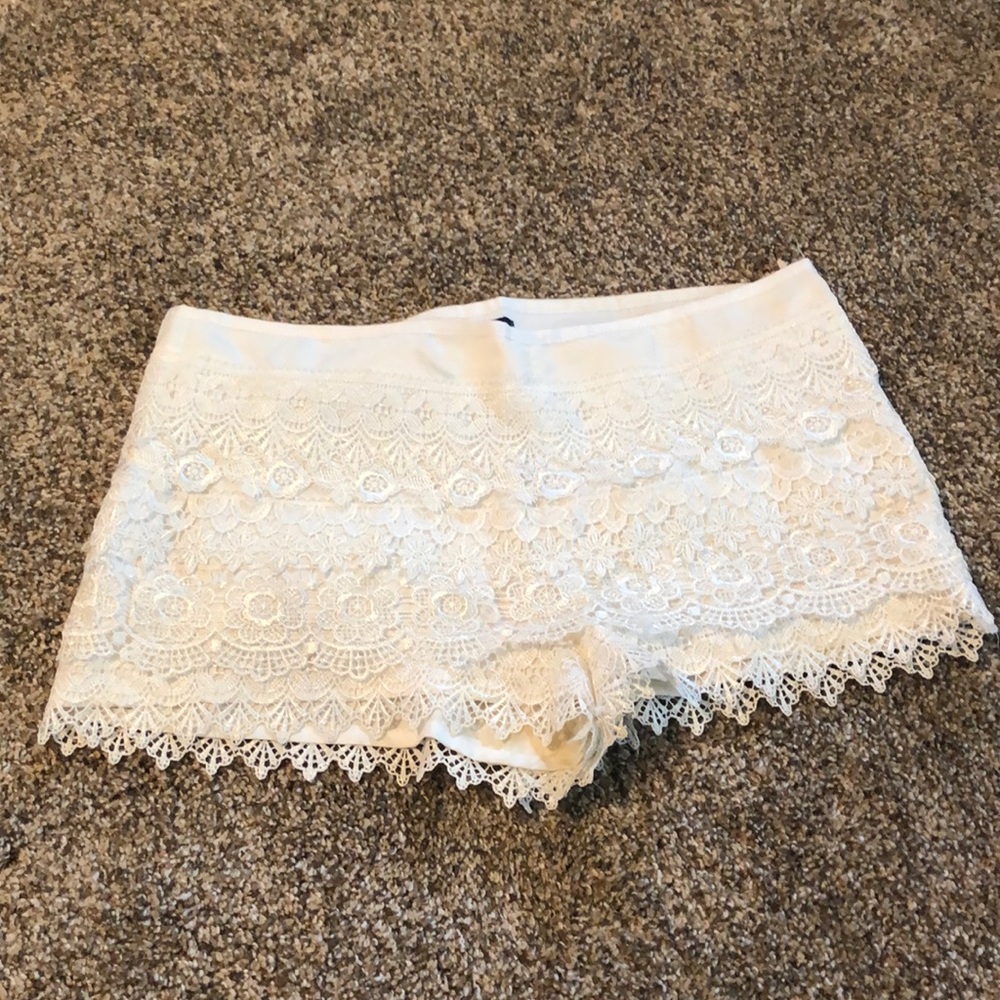 White lace short
